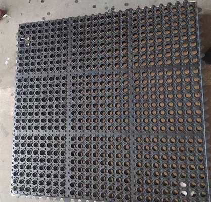 Antistaatische rubberen gatenmat statische dissipatieve rubberen mat geperforeerde antistatische rubberen mat