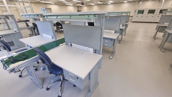 Op maat gemaakte ESD-werkbank. Anti-statische elektrische werktafel voor elektronica.