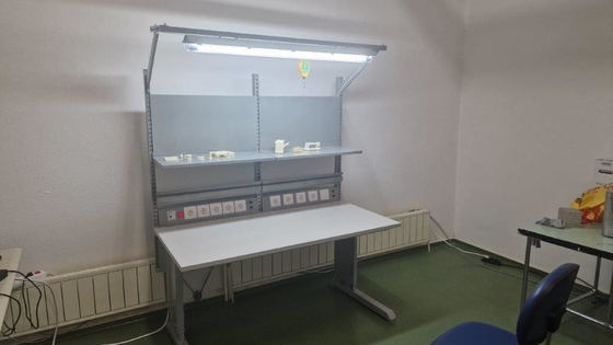 Op maat gemaakte ESD-werkbank. Anti-statische elektrische werktafel voor elektronica.