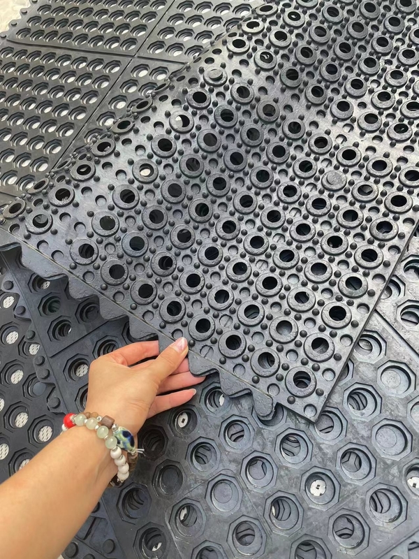 Antistaatische rubberen gatenmat statische dissipatieve rubberen mat geperforeerde antistatische rubberen mat