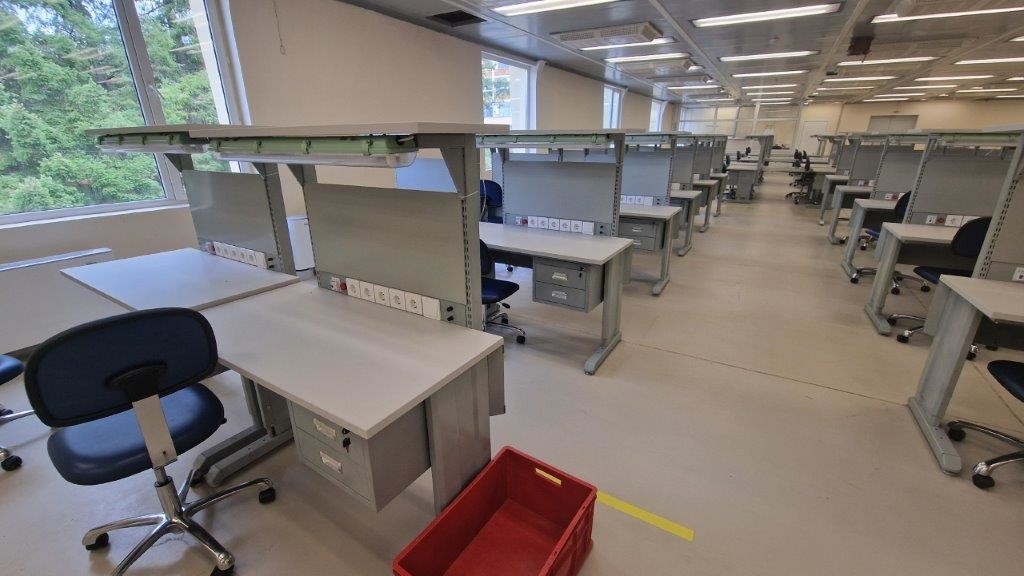 Op maat gemaakte ESD-werkbank. Anti-statische elektrische werktafel voor elektronica.